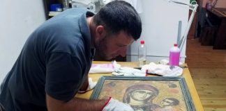 FOTOT/ Ekspertët restaurojnë ikonën mbi 300 vjeçare në Berat