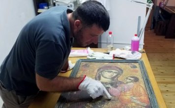 FOTOT/ Ekspertët restaurojnë ikonën mbi 300 vjeçare në Berat