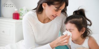 Gripi i vjeshtës, kjo kurë shtëpiake me mjaltë ju vjen në ndihmë