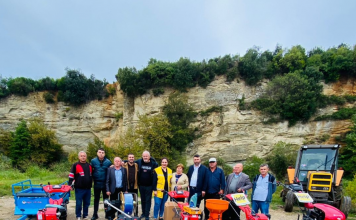 25 fermerë në Tiranë mbështeten me makineri mekanike bujqësore