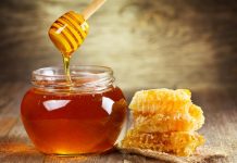 KËSHILLA/ Si të dalloni mjaltin e vërtetë natyral nga mjalti i rremë