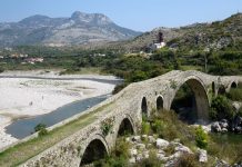 FOTOT/ Ura e Mesit në Shkodër tërheq mijëra vizitorë