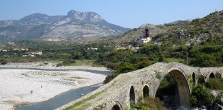 FOTOT/ Ura e Mesit në Shkodër tërheq mijëra vizitorë