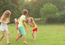 Shkenca: Lërini fëmijët që të ecin më shpesh zbathur, ja arsyeja