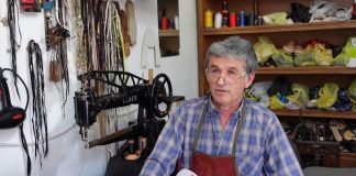 45 vite këpucar, 61-vjeçari nga Dibra: Zanati më jep lumturi, ndihem shumë mirë. Mos ikni nga Shqipëria