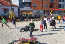 Korça mahnit sërish/ Dy vajza ndërtojnë një kënd lojërash për fëmijët, e bëjnë me shpenzimet e tyre