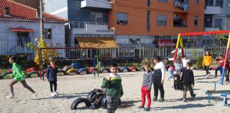 Korça mahnit sërish/ Dy vajza ndërtojnë një kënd lojërash për fëmijët, e bëjnë me shpenzimet e tyre