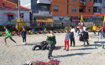 Korça mahnit sërish/ Dy vajza ndërtojnë një kënd lojërash për fëmijët, e bëjnë me shpenzimet e tyre