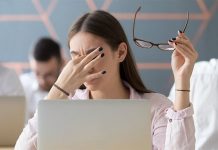 Ju lodhen sytë nga qëndrimi gjatë në kompjuter ose telefon? Ja çfarë duhet të bëni