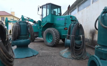 FOTO/ 10 mjete të rënda i shtohen Shqipërisë për pastrimin e kanaleve kulluese