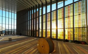 Dritare që prodhojnë energji elektrike, shpikja zvicerane që mund të ndryshojë botën