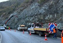 FOTOT/ Rruga Elbasan-Librazhd, nis montimi i rrjetave për mbrojtjen nga rënia e gurëve