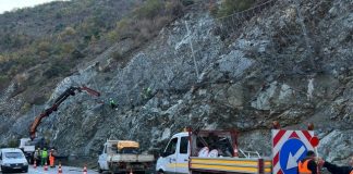 FOTOT/ Rruga Elbasan-Librazhd, nis montimi i rrjetave për mbrojtjen nga rënia e gurëve