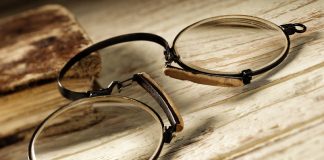 KURIOZITET/ Kur dhe kush i shpiku syzet?