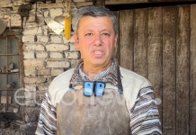 Historia e kovaçit të Rrëmbecit që punon hekurin prej 3 dekadash