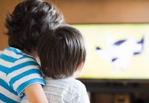 Ekspertët: Sa duhet të qëndrojnë fëmijët para ekranit?