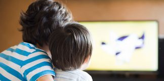 Ekspertët: Sa duhet të qëndrojnë fëmijët para ekranit?