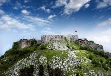 Kalaja e Rozafës në Shkodër tërheq mijëra turistë