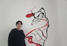 FOTOT/ Njihuni me Rajmondën, mësuesen që “qendis shkollat”. Është muzikante, por zbuloi se ka pasion pikturën