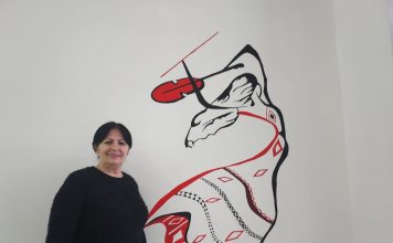 FOTOT/ Njihuni me Rajmondën, mësuesen që “qendis shkollat”. Është muzikante, por zbuloi se ka pasion pikturën