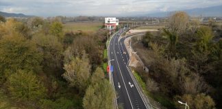 FOTOT/ Hapet rruga e re drejt aeroportit “Nënë Tereza”, lehtëson lëvizjen e automjeteve