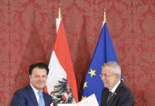 Virtuozi shqiptar Shkëlzen Doli dekorohet nga presidenti i Austrisë