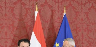 Virtuozi shqiptar Shkëlzen Doli dekorohet nga presidenti i Austrisë