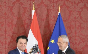 Virtuozi shqiptar Shkëlzen Doli dekorohet nga presidenti i Austrisë