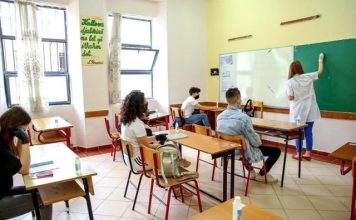 Vendimi/ Shpërblim edhe për mësuesit dhe edukatorët, ja sa do marrin