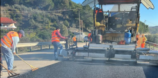 FOTOT/ Rruga Elbasan-Peqin, po punohet për rehabilitimin e shtresave asfaltike