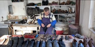 VIDEO/ Njihuni me opingbërësin krutan, xha Haxhiu: Me këtë zanat jetoj normalisht, ia kam trashëguar edhe djalit