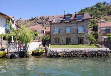 FOTOT/ Naumi nga Lini, si e ktheu shtëpinë e të parëve në vendin e preferuar të turistëve
