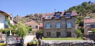 FOTOT/ Naumi nga Lini, si e ktheu shtëpinë e të parëve në vendin e preferuar të turistëve