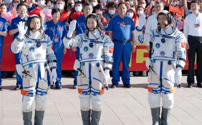 Astronautët kinezë kthehen në Tokë pas një misioni 6-mujor në stacionin hapësinor