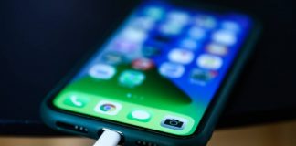 Arsyeja pse nuk duhet karikuar celulari në makinë