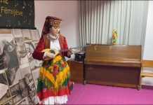 VIDEO/ Njihuni me Artenisën, 14-vjeçarja nga Lezha që i bie çiftelisë: U frymëzova nga gjyshi për ta mësuar