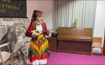 VIDEO/ Njihuni me Artenisën, 14-vjeçarja nga Lezha që i bie çiftelisë: U frymëzova nga gjyshi për ta mësuar