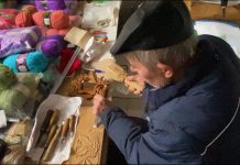 “Të rinjtë të lenë celularin e të marrin në duar dy dalta”/ Njihuni me 75 vjeçarin që bën art me drurin: Nuk e bëj për fitim, por për pasion