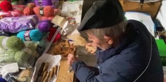 “Të rinjtë të lenë celularin e të marrin në duar dy dalta”/ Njihuni me 75 vjeçarin që bën art me drurin: Nuk e bëj për fitim, por për pasion