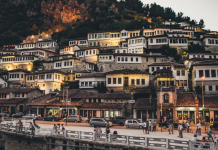 Revista britanike e rendit Beratin ndër 10 qytetet për t’u vizituar në 2023-shin