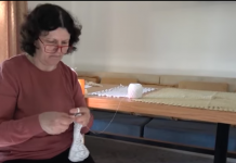 Historia frymëzuese e mësueses nga Gjirokastra që thur me grep e shtiza