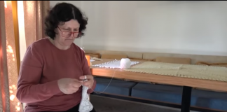 Historia frymëzuese e mësueses nga Gjirokastra që thur me grep e shtiza