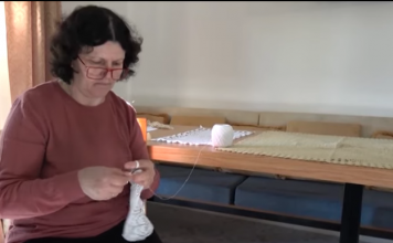 Historia frymëzuese e mësueses nga Gjirokastra që thur me grep e shtiza