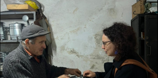 Feridi, njihuni me mjeshtrin që u mëson të rinjve zanatin e teneqepunuesit