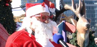 Babagjyshi në mes të Tiranës: “S’e bëj për lekë, marr kënaqësi nga fëmijët”