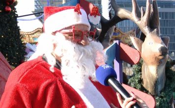 Babagjyshi në mes të Tiranës: “S’e bëj për lekë, marr kënaqësi nga fëmijët”