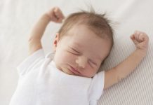 Pse foshnjat lëvizin gjithmonë duke tundur krahët dhe këmbët?