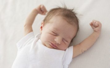 Pse foshnjat lëvizin gjithmonë duke tundur krahët dhe këmbët?