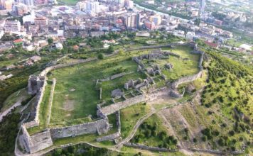 FOTO/ Nis puna për restaurimin e Kalasë së Lezhës