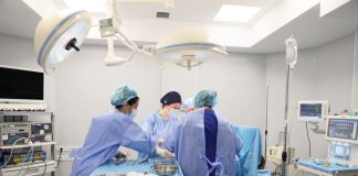 Ndërhyrja e vështirë, mjekët i shpëtojnë jetën nënës së re